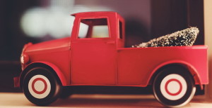 Детская машинка - грузовик красного цвета